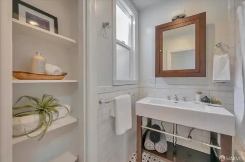 Bath - 753 Cayuga Ave, San Francisco, CA 94112 photo 3 of 4