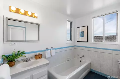 Bath - 45 Romain St, San Francisco, CA 94114 photo 1 of 2