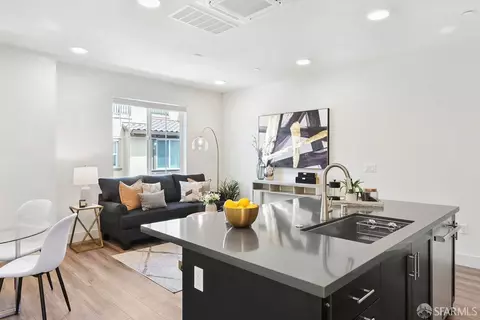 Living - 635 Alamo Ct, Mountain View, CA 94043 photo 3 of 3