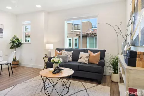 Living - 635 Alamo Ct, Mountain View, CA 94043 photo 2 of 3