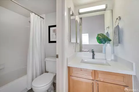 Bath - 2068 3rd St #17, San Francisco, CA 94107 photo 3 of 5