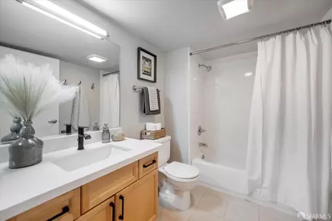 Bath - 2068 3rd St #17, San Francisco, CA 94107 photo 2 of 5