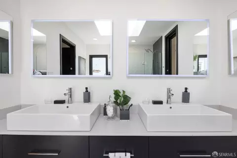Bath - 477 Hickory St, San Francisco, CA 94102 photo 3 of 4
