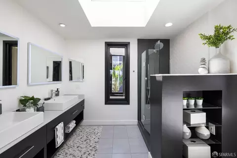 Bath - 477 Hickory St, San Francisco, CA 94102 photo 2 of 4
