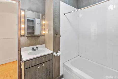 Bath - 595 29th St, San Francisco, CA 94131 photo 3 of 3