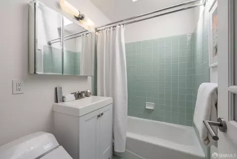 Bath - 115 Moffitt St, San Francisco, CA 94131 photo 1 of 3
