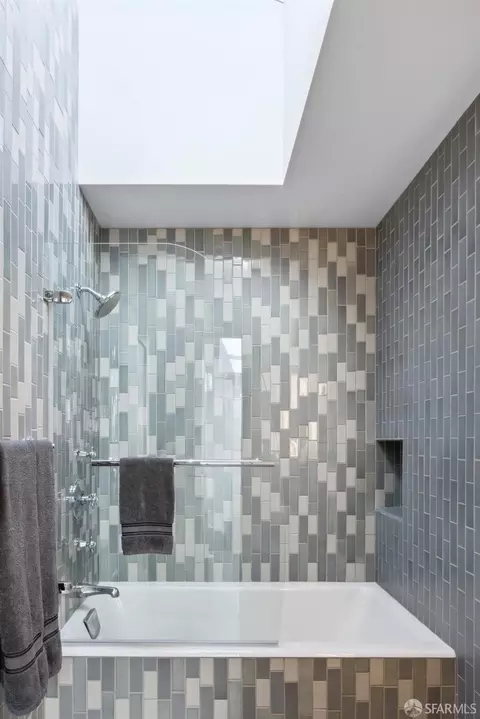Bath - 40 Costa St, San Francisco, CA 94110 photo 2 of 3
