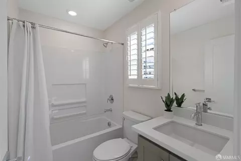 Bath - 9014 Surge Way, Newark, CA 94560 photo 3 of 6