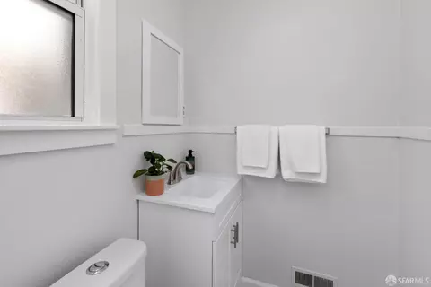 Bath - 430 Hanover St, San Francisco, CA 94112 photo 2 of 3