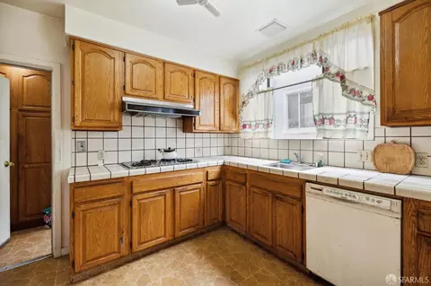 Kitchen - 38 Murray St, San Francisco, CA 94112 photo 3 of 4