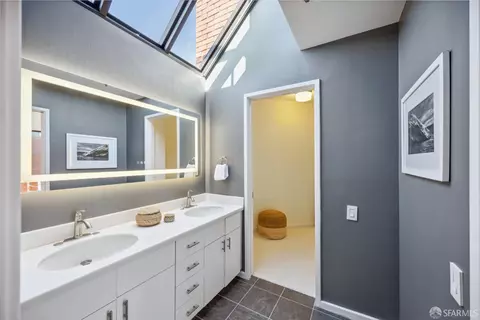 Bath - 640 Davis St #17, San Francisco, CA 94111 photo 2 of 4