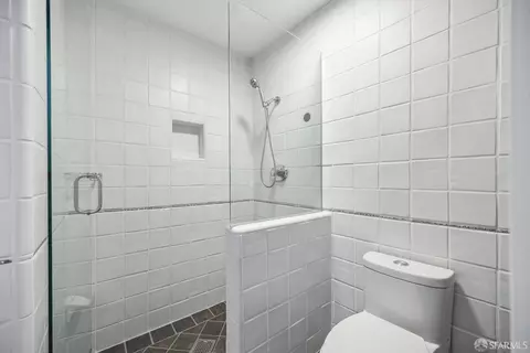 Bath - 640 Davis St #17, San Francisco, CA 94111 photo 3 of 4