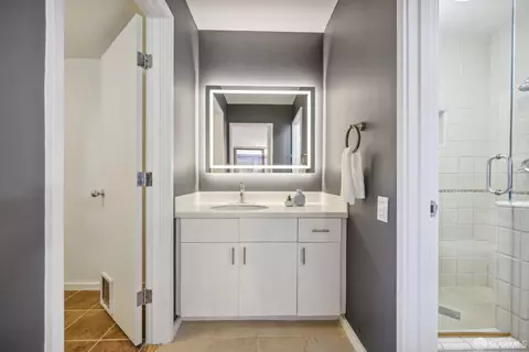 Bath - 640 Davis St #17, San Francisco, CA 94111 photo 1 of 4