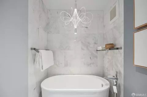 Bath - 245 Chestnut St, San Francisco, CA 94133 photo 2 of 4