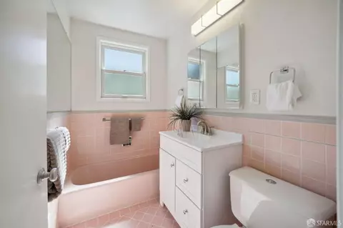 Bath - 277 Dellbrook Ave, San Francisco, CA 94131 photo 1 of 2