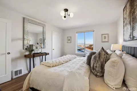 Bedroom - 3030 Rivera St, San Francisco, CA 94116 photo 2 of 5