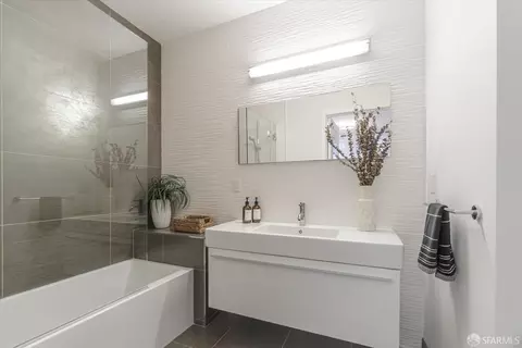 Bath - 413 Valencia St #404, San Francisco, CA 94103 photo 3 of 4