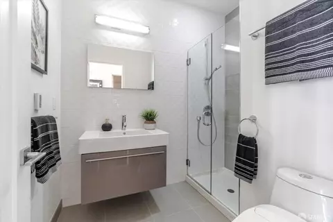 Bath - 413 Valencia St #404, San Francisco, CA 94103 photo 1 of 4