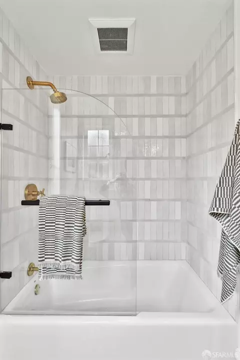 Bath - 189 Bonview St, San Francisco, CA 94110 photo 5 of 5