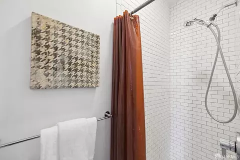 Bath - 326 Eureka St, San Francisco, CA 94114 photo 2 of 2