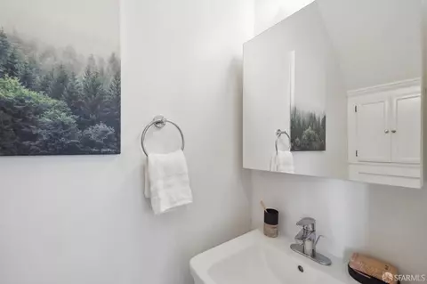 Bath - 326 Eureka St, San Francisco, CA 94114 photo 1 of 2