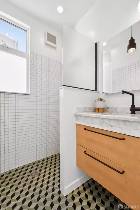 Bath - 146 Dore St, San Francisco, CA 94103 photo 2 of 5