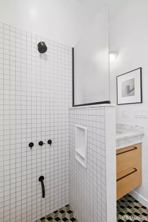 Bath - 146 Dore St, San Francisco, CA 94103 photo 4 of 5