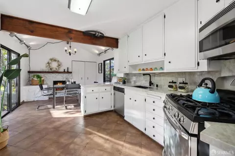 Kitchen - 220 Cypress St #C, Alameda, CA 94501 photo 2 of 5