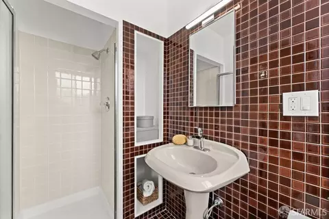 Bath - 1370 41st Ave, San Francisco, CA 94122 photo 3 of 10