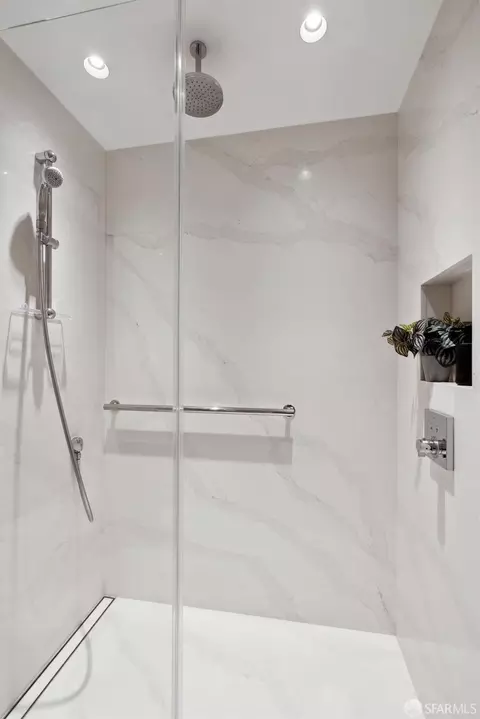 Bath - 2410 Pacific Ave #3, San Francisco, CA 94115 photo 2 of 2