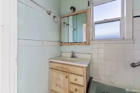 Bath - 2203 25th St, San Francisco, CA 94107 photo 2 of 3