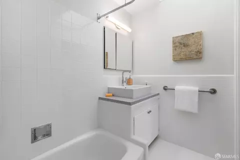 Bath - 127 Putnam St, San Francisco, CA 94110 photo 2 of 4