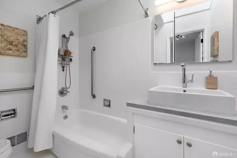 Bath - 127 Putnam St, San Francisco, CA 94110 photo 1 of 4