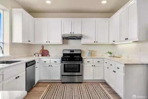Kitchen - 169 Copper Beech Gln Gln, Hercules, CA 94547 photo 3 of 4