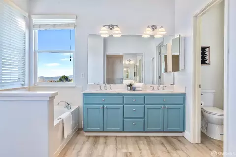 Bath - 169 Copper Beech Gln Gln, Hercules, CA 94547 photo 2 of 3