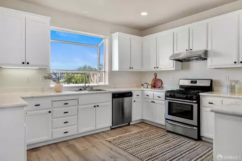 Kitchen - 169 Copper Beech Gln Gln, Hercules, CA 94547 photo 1 of 4