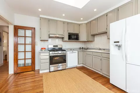 Kitchen - 256 Circular Ave, San Francisco, CA 94131 photo 2 of 2