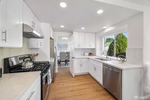 Kitchen - 127 Halsey Ct, Hercules, CA 94547 photo 2 of 3