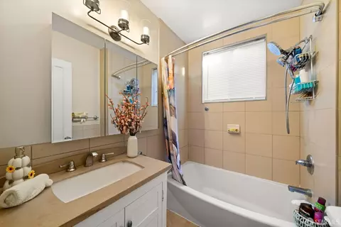 Bath - 655 Andover St, San Francisco, CA 94110 photo 1 of 1