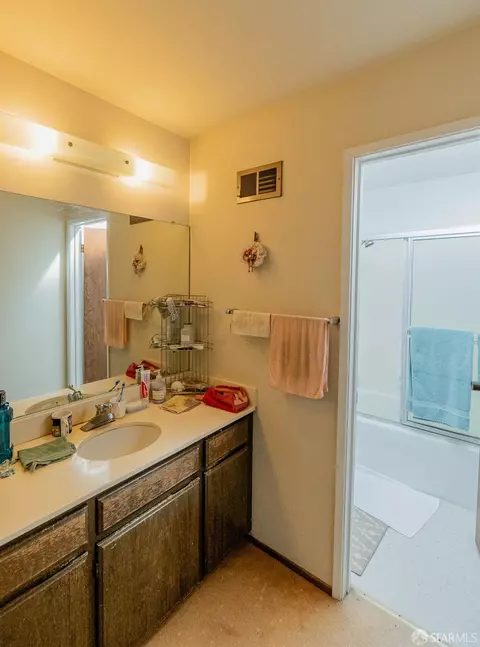 Bath - 1660 16th Ave, San Francisco, CA 94122 photo 4 of 5