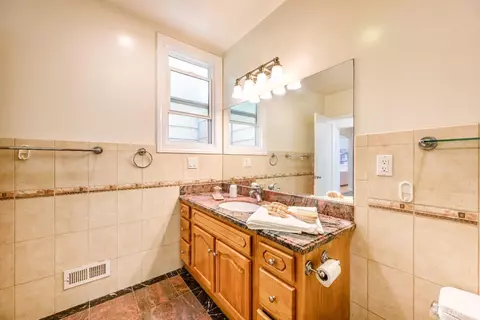Bath - 17 Rey St, San Francisco, CA 94134 photo 1 of 10
