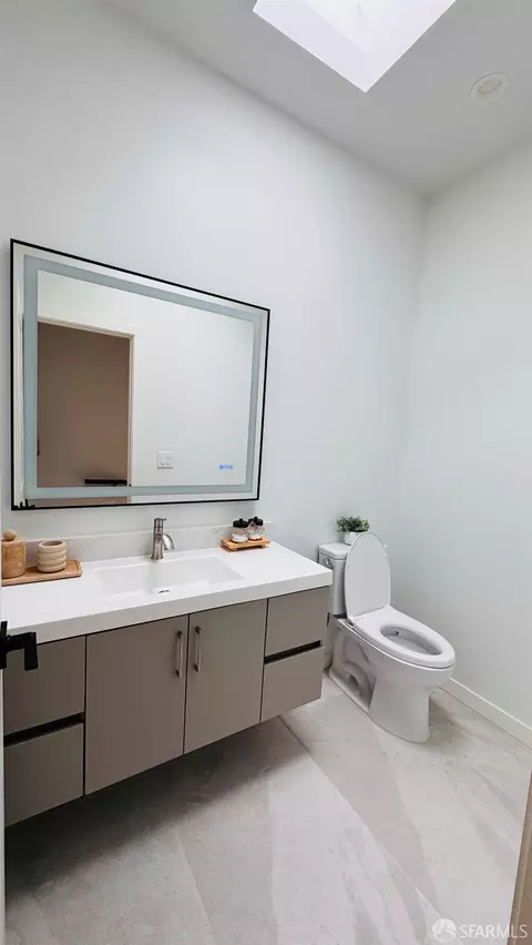 Bath - 1512 Everett St, Alameda, CA 94501 photo 1 of 7