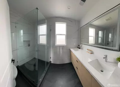 Bath - 1512 Everett St, Alameda, CA 94501 photo 3 of 7