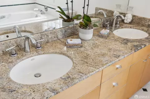 Bath - 8 Milton St, San Francisco, CA 94112 photo 3 of 5
