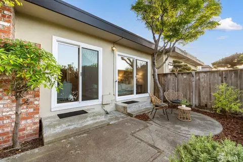 Exterior - 2811 Bayview Dr, Alameda, CA 94501 photo 4 of 9