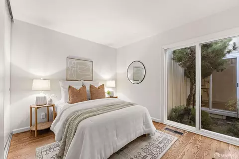Bedroom - 2811 Bayview Dr, Alameda, CA 94501 photo 2 of 4