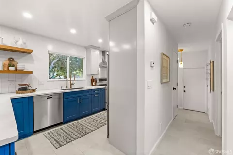 Entry Way - 2811 Bayview Dr, Alameda, CA 94501 photo 2 of 5