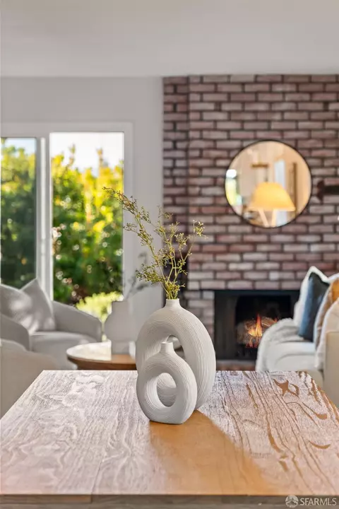 Dining - 2811 Bayview Dr, Alameda, CA 94501 photo 5 of 7