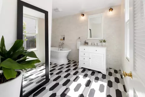 Bath - 24 White St, San Francisco, CA 94109 photo 2 of 3