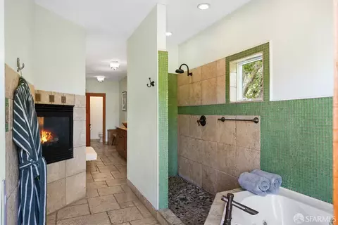 Bath - 2445 Encinal Ave, Alameda, CA 94501 photo 3 of 6